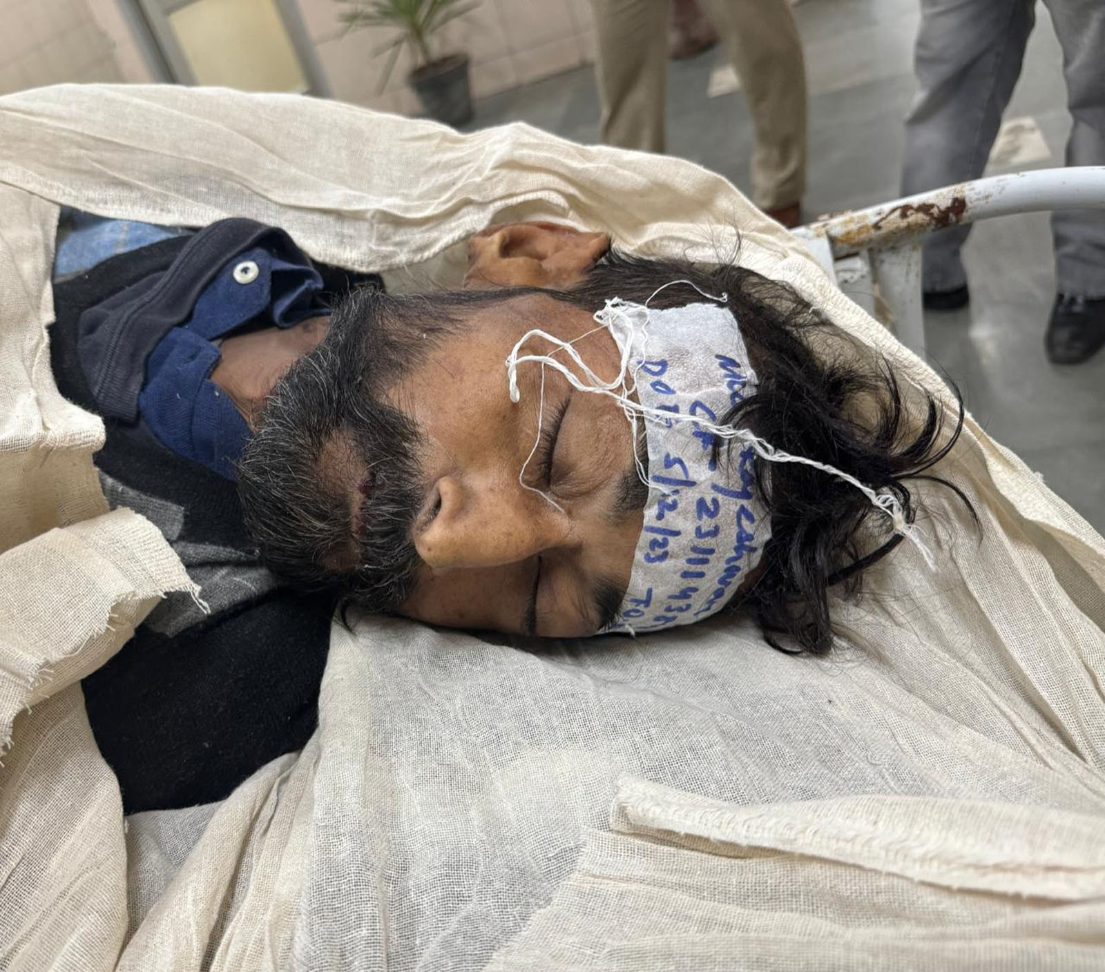 सड़क किनारे मिले एक व्यक्ति की इलाज के दौरान मौत हो गई